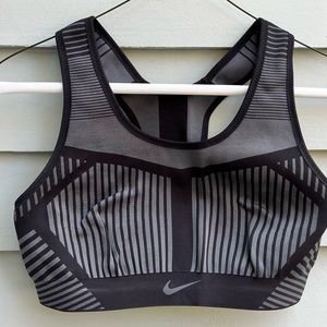 Nike women sports bra size M